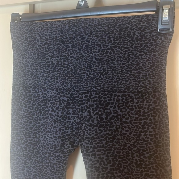 Soma Black and dark grey Leggings w/ Textured animal print Pattern size medium - Picture 6 of 9